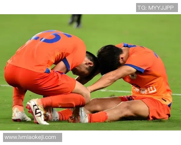 足球明星品尝传统美食馒头的趣味视频分享与精彩瞬间回顾