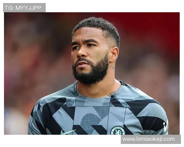 足球明星眉骨受伤现场缝针引发球迷热议赛场安全问题