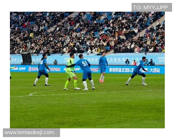 足球明星在街头的真实瞬间与路人互动的精彩图片合集